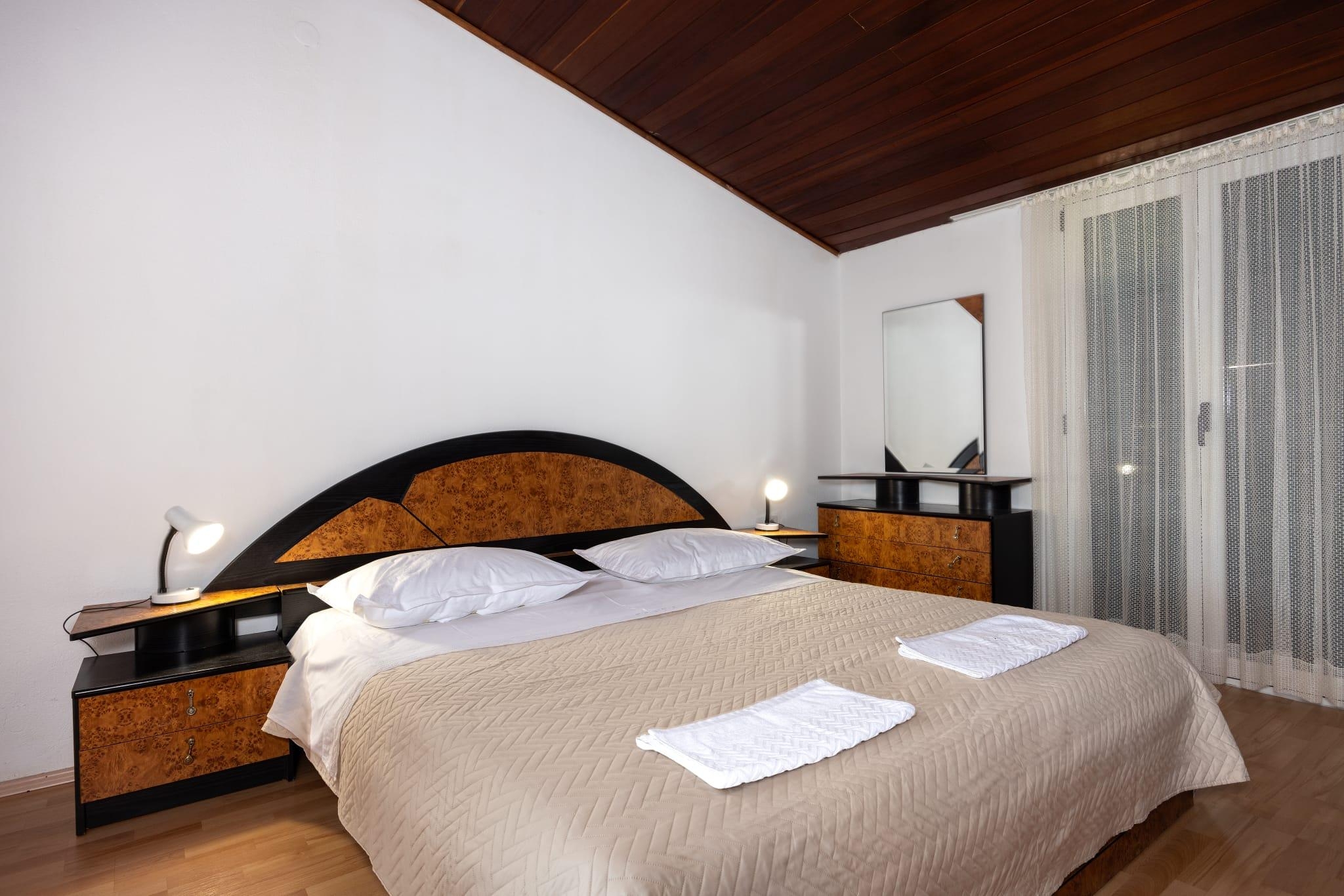 Two bedroom apartment near beach Igrane, Makarska  A-a