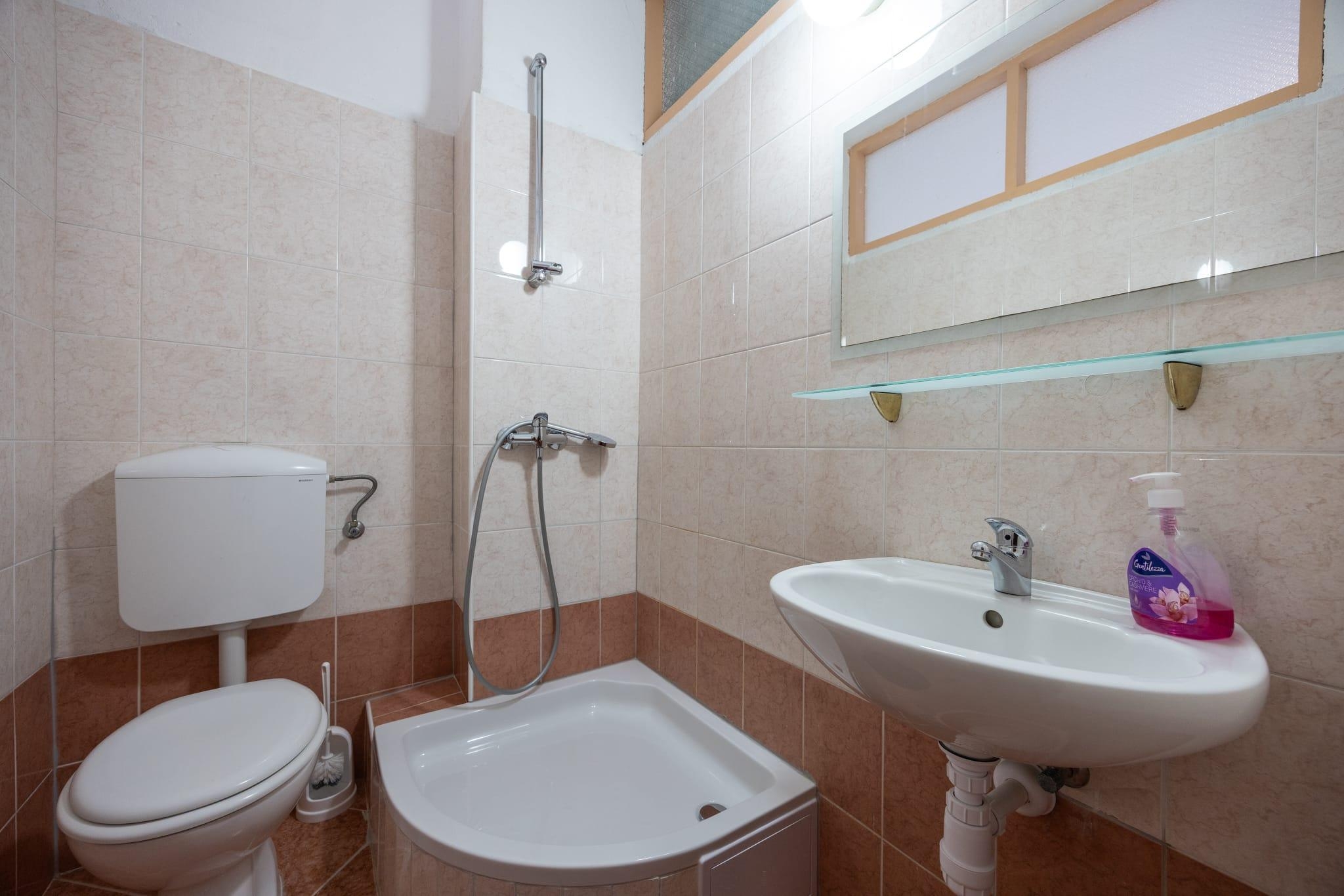 One bedroom apartment near beach Igrane, Makarska  A-b