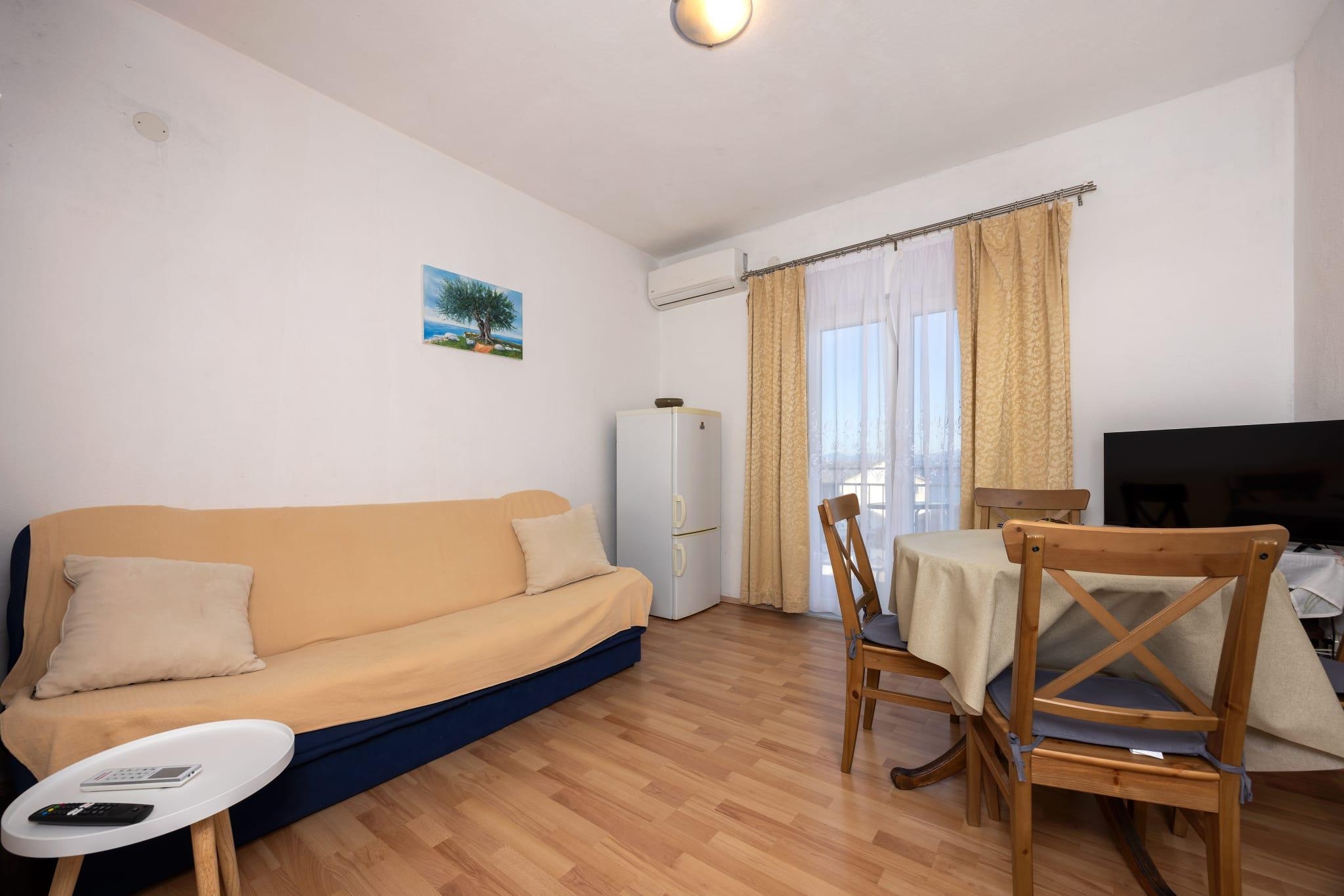 One bedroom apartment near beach Igrane, Makarska (A-311-b)