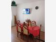 Podaca, Comedor in the apartment, air condition available y WiFi.