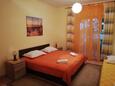 Спальня Podaca, Спальня в размещении типа studio-apartment, доступный кондиционер, Домашние животные допускаются и WiFi.