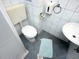 Koupelna Pag, Koupelna v ubytování typu studio-apartment, domácí mazlíčci povoleni a WiFi.