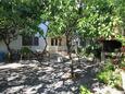 Podgora, Makarska, Cour 316 - Appartement à proximité de la mer avec une plage de galets.