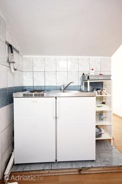 Kitchen Trpanj, Kitchen in the studio-apartment, dopusteni kucni ljubimci i WIFI.