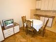 Dining room Tučepi, Dining room in the apartment, dostupna klima i WIFI.