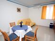 Jídelna Slano, Jídelna v ubytování typu apartment, s klimatizací, domácí mazlíčci povoleni a WiFi.