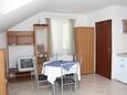 Salle à manger Slano, Salle à manger dans l’hébergement en type studio-apartment, animaux acceptés et WiFi.