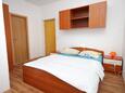 Ložnice 1 Mrljane, Ložnice 1 v ubytování typu apartment, s klimatizací, domácí mazlíčci povoleni a WiFi.