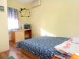 Ložnice 2 Mrljane, Ložnice 2 v ubytování typu apartment, s klimatizací, domácí mazlíčci povoleni a WiFi.