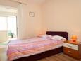 Mrljane, Bedroom in the studio-apartment, air condition available and WiFi.