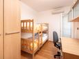 Ložnice 2 Tučepi, Ložnice 2 v ubytování typu apartment, s klimatizací a WiFi.