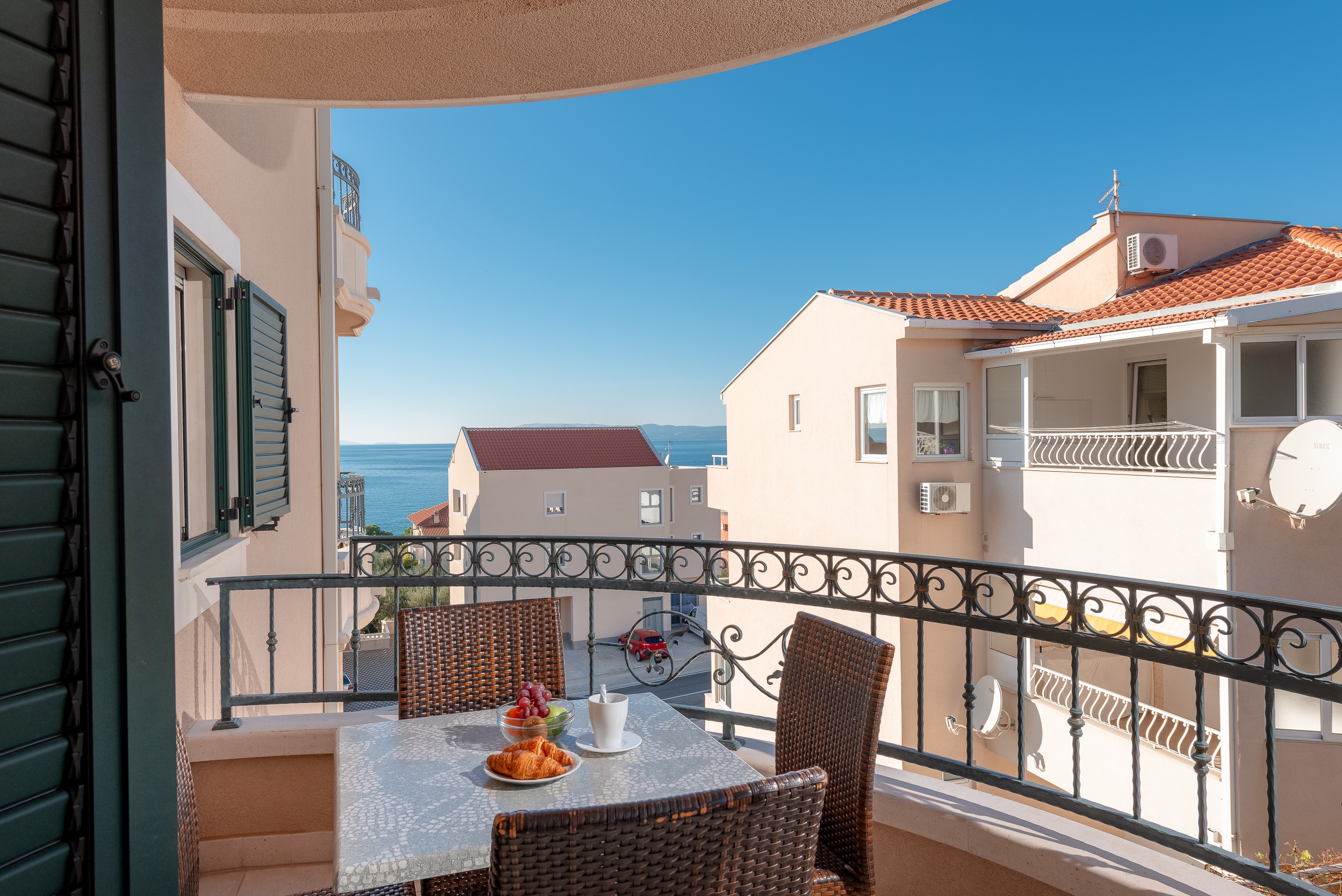 Two bedroom apartment with balcony and sea view Tučepi, Makarska (A-3193-l)