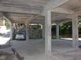 Palit, Rab, Parking 3195 - Appartements et chambres avec une plage de galets.