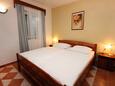 Rogoznica, Bedroom in the apartment, (pet friendly) and WiFi.