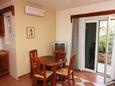 Rogoznica, Comedor in the apartment, air condition available, (pet friendly) y WiFi.