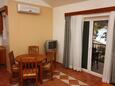 Rogoznica, Comedor in the apartment, air condition available, (pet friendly) y WiFi.