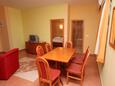 Rogoznica, Jídelna v ubytování typu apartment, s klimatizací, domácí mazlíčci povoleni a WiFi.