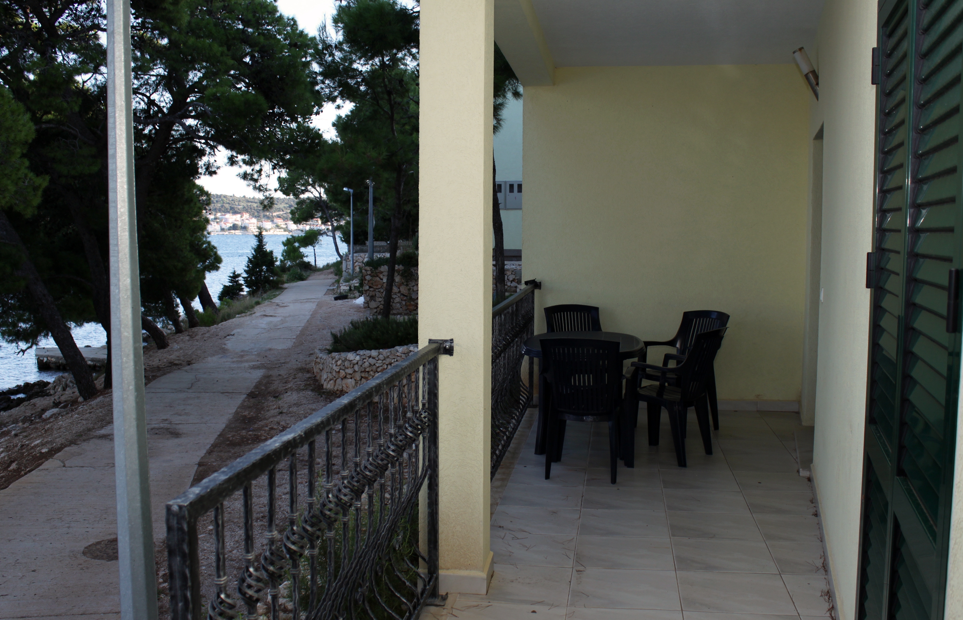 Two bedroom apartment near beach Rogoznica (A-3198-b)