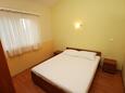 Rogoznica, Bedroom in the apartment, (pet friendly) and WiFi.