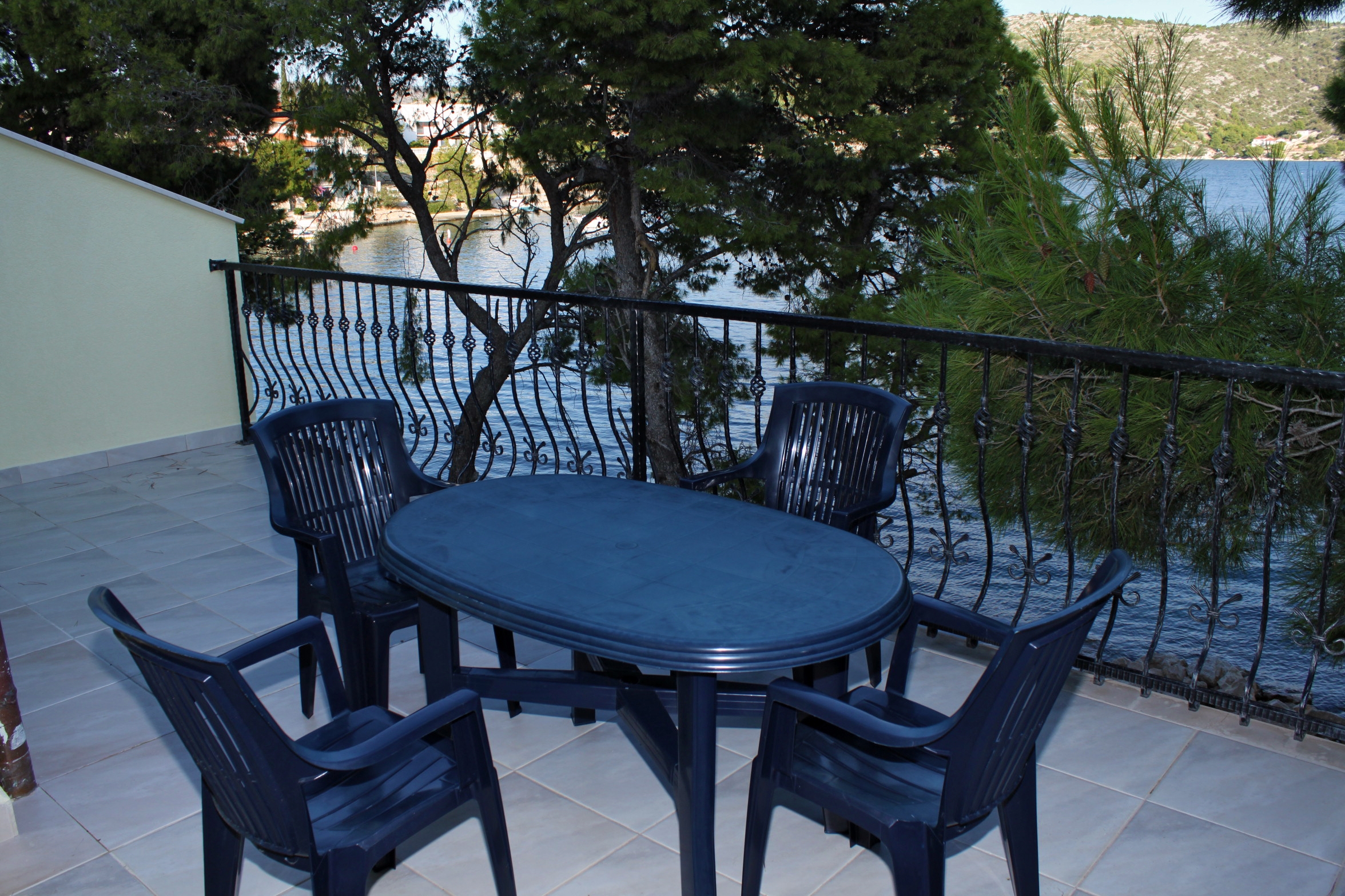 One bedroom apartment near beach Rogoznica  A-d