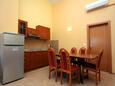 Rogoznica, Comedor in the apartment, air condition available, (pet friendly) y WiFi.