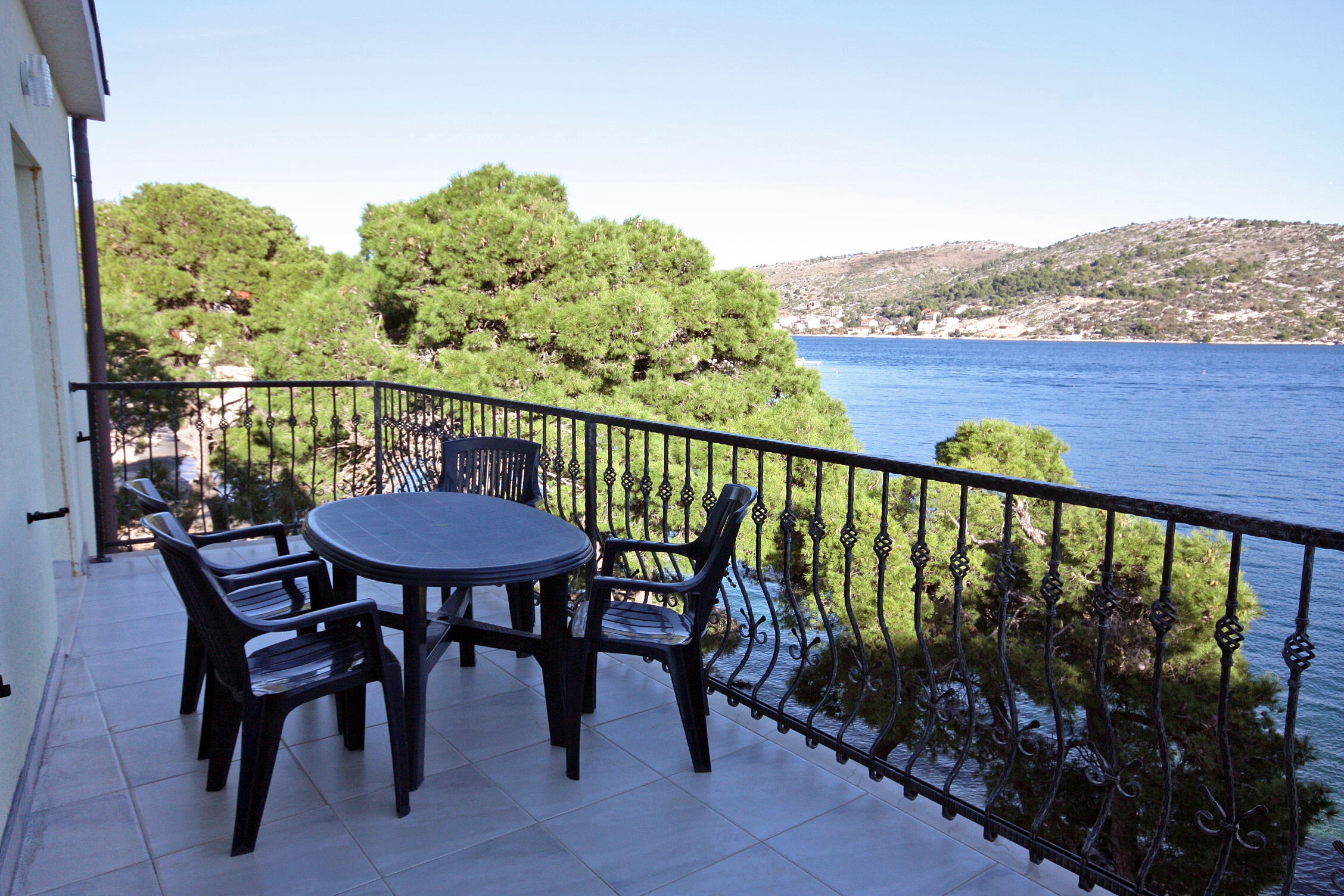 Two bedroom apartment near beach Rogoznica  A-c