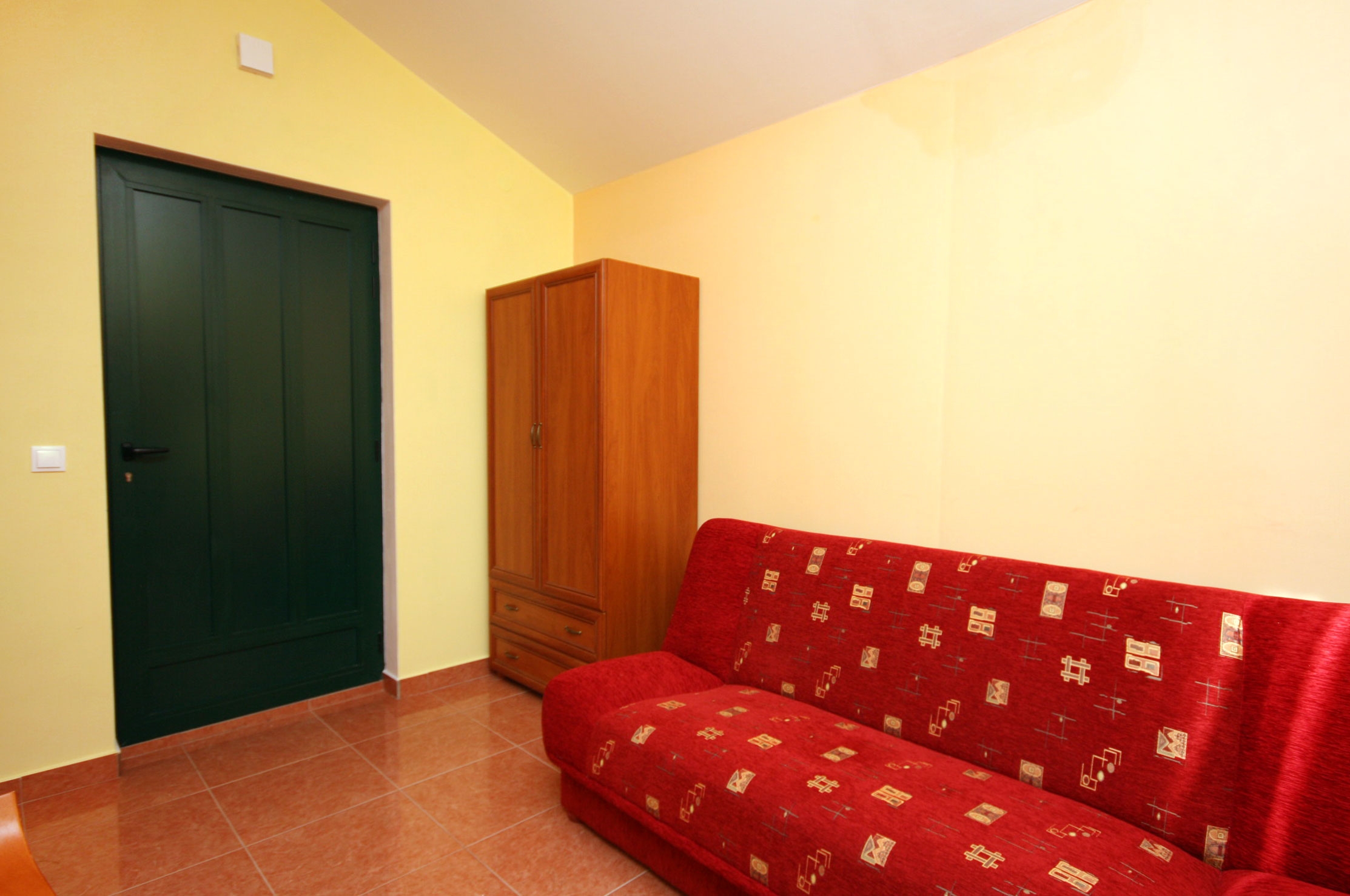 One bedroom apartment near beach Rogoznica  A-d