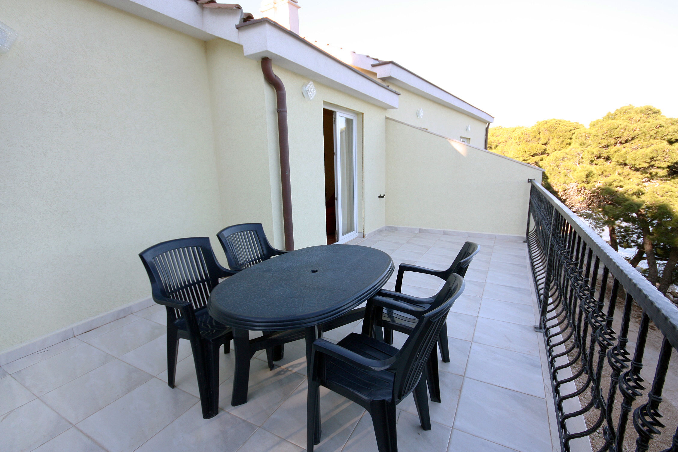 One bedroom apartment near beach Rogoznica  A-d