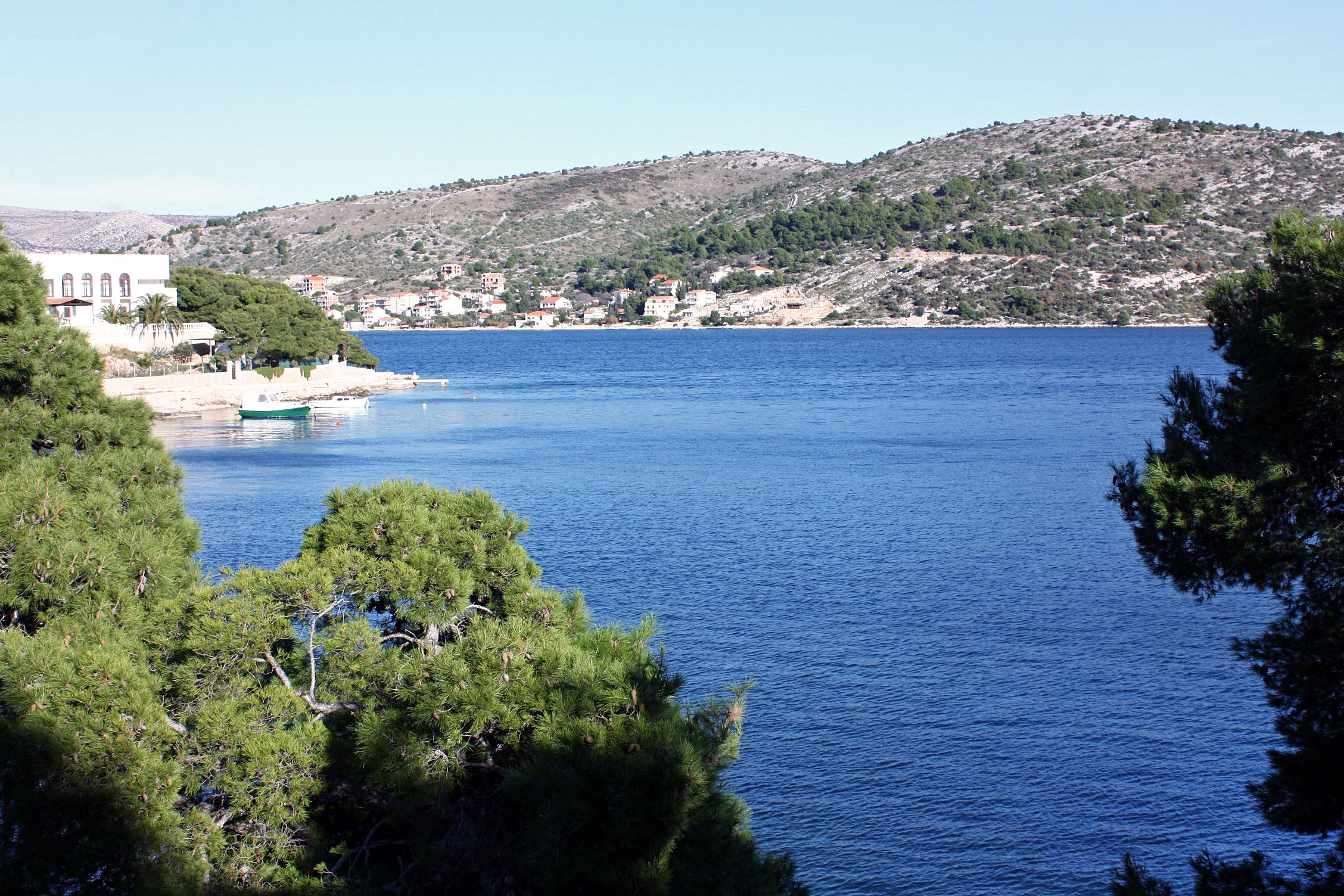 One bedroom apartment near beach Rogoznica  A-d