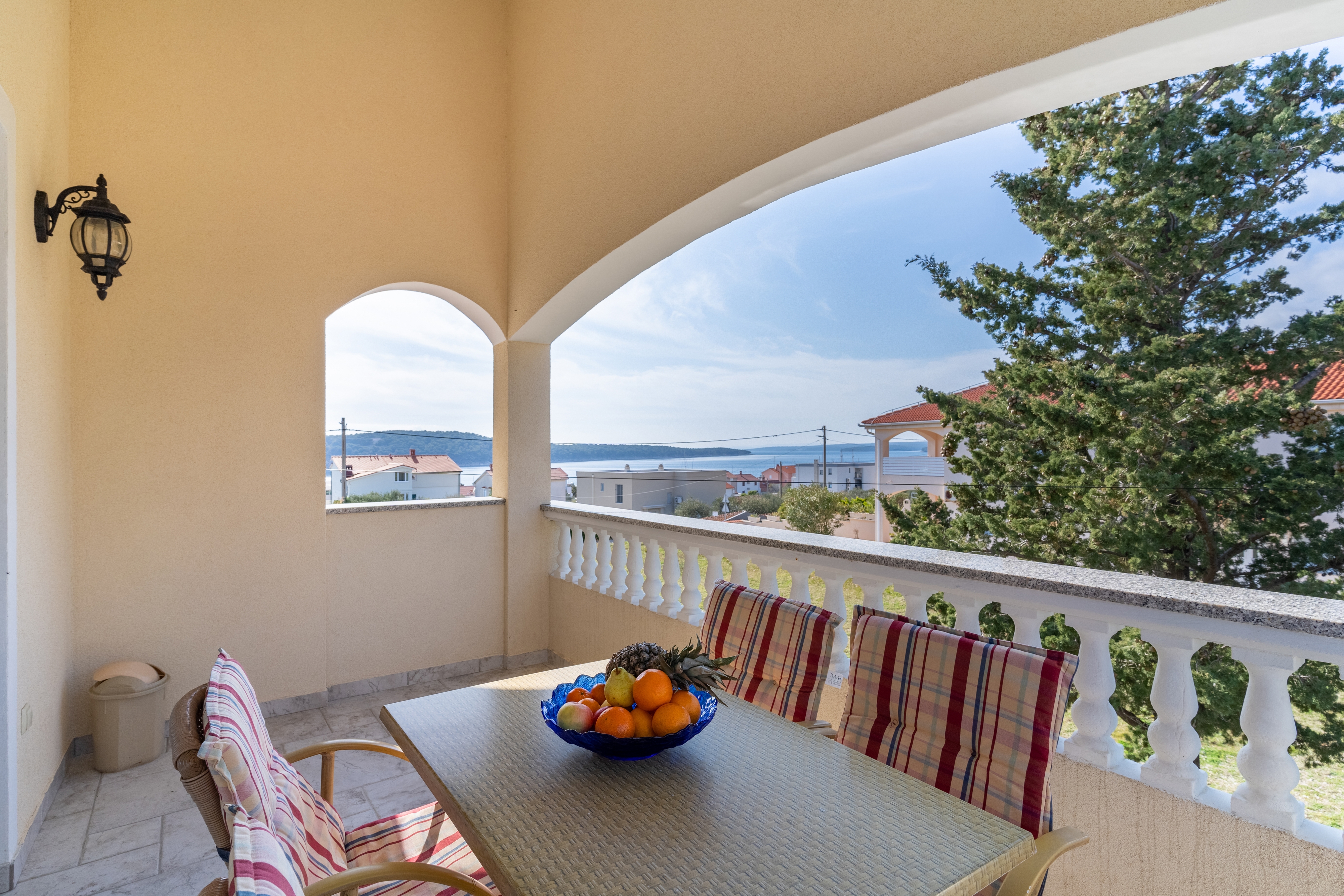 One bedroom apartment with terrace and sea view Barbat, Rab  A-c