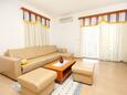 Kampor, Sala de estar in the apartment, air condition available y WiFi.