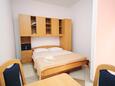 Ložnice Baška, Ložnice v ubytování typu studio-apartment, domácí mazlíčci povoleni a WiFi.