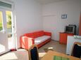 Obývací pokoj Baška, Obývací pokoj v ubytování typu studio-apartment, s klimatizací, domácí mazlíčci povoleni a WiFi.