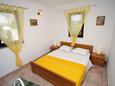 Ložnice Krk, Ložnice v ubytování typu studio-apartment, domácí mazlíčci povoleni a WiFi.