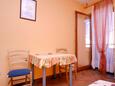 Dining room Krk, Dining room in the studio-apartment, dopusteni kucni ljubimci i WIFI.