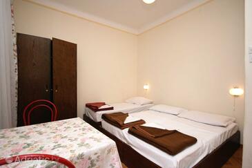 Bedroom Crikvenica, Bedroom in the room, dopusteni kucni ljubimci.