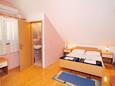 Jadranovo, Bedroom 2 in the apartment, air condition available and WiFi.