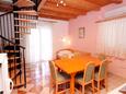 Jadranovo, Comedor in the apartment, air condition available y WiFi.