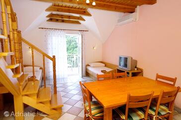 Jadranovo, Comedor in the apartment, air condition available y WiFi.