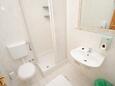 Vinjerac, Bathroom in the studio-apartment, (pet friendly) and WiFi.