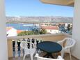 Vinjerac, Terrace in the studio-apartment, with a sea view, (pet friendly) and WiFi.