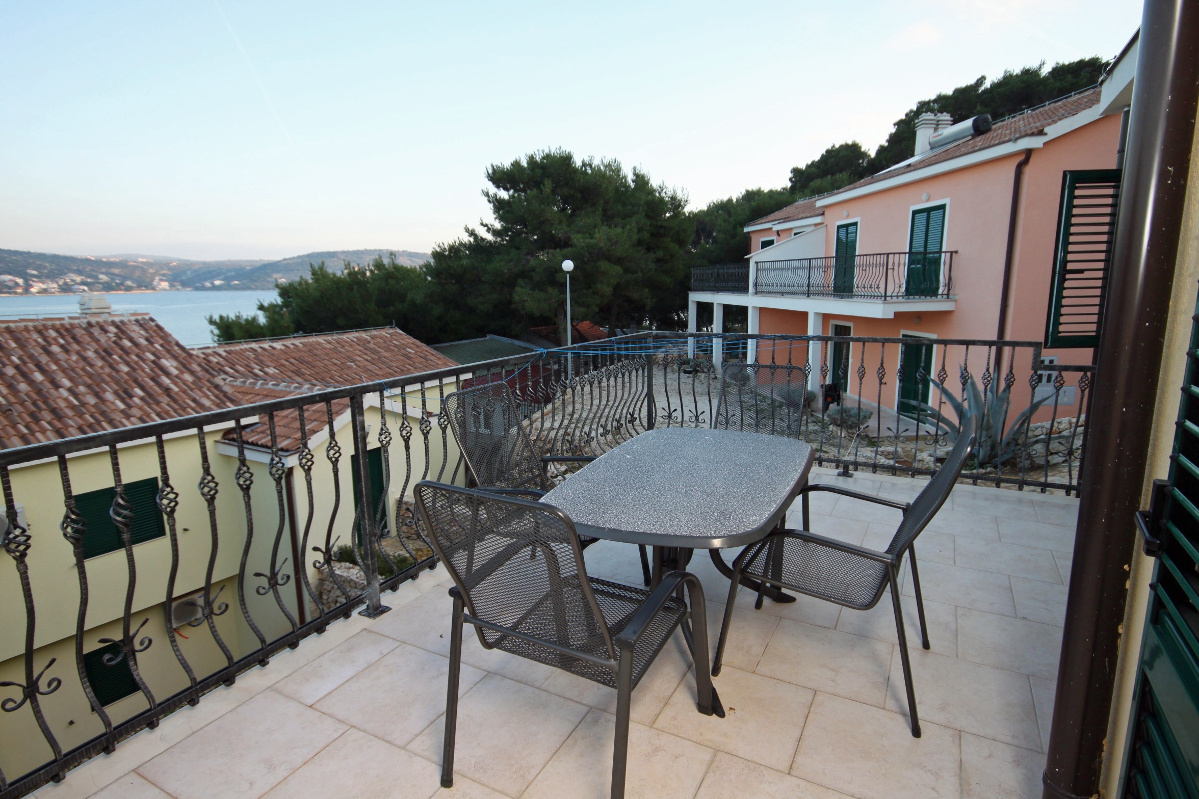 One bedroom apartment near beach Rogoznica  A-d