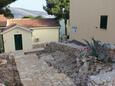 Rogoznica, Rogoznica, Courtyard 3262 - Apartments near sea with pebble beach.