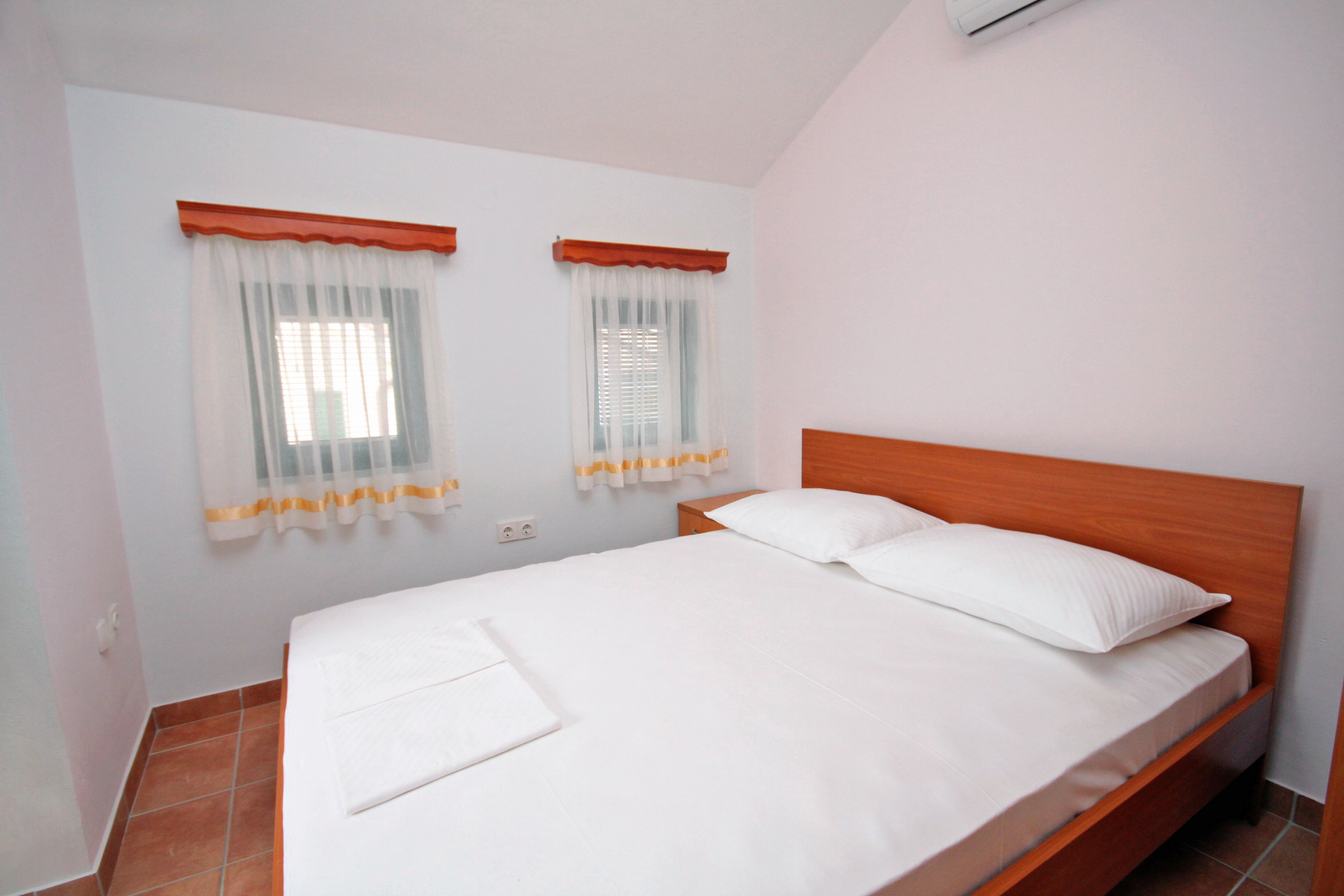 Room with air-conditioning Rogoznica (S-3266-a) Room with air-conditioning Rogoznica (S-3266-a)