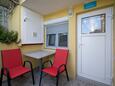 Petrčane, Terrace in the studio-apartment, with a sea view, (pet friendly) and WiFi.