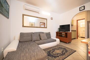 Petrčane, Living room in the apartment, air condition available, (pet friendly) and WiFi.