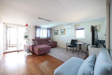 Petrčane, Living room in the apartment, air condition available, (pet friendly) and WiFi.