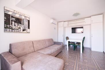 Petrčane, Living room in the apartment, air condition available and WiFi.