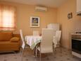Jídelna Novalja, Jídelna v ubytování typu apartment, s klimatizací, domácí mazlíčci povoleni a WiFi.