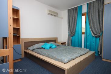 Bedroom Metajna, Bedroom in the room, dostupna klima, dopusteni kucni ljubimci i WIFI.